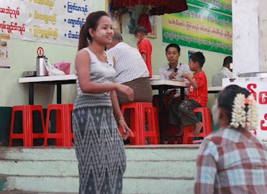 myanmar-burma/kyaiktiyo-pagoda/bar/pyone-pyone-lay