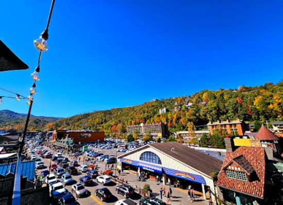 tennessee/great-smoky-mountains-national-park/bar/jason-aldean-s-kitchen-rooftop-bar