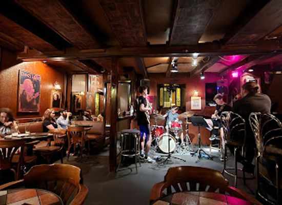 canada/quebec-city/old-quebec/bar/bar-ste-angele