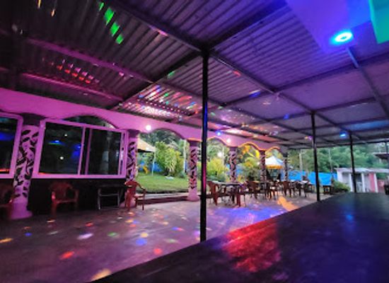 honduras/santa-barbara-region/bar/chanchis-bar
