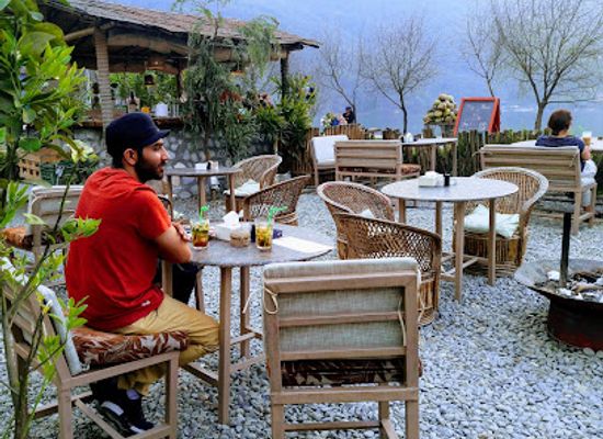 nepal/rolwaling-valley/bar/rolling-stones-rock-bar