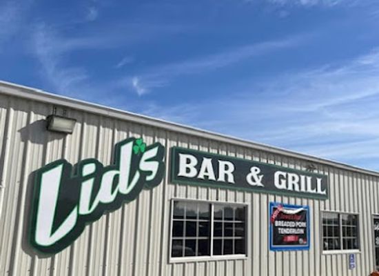 iowa/little-switzerland/bar/lid-s-bar-grill-the-ax-hole-at-lid-s