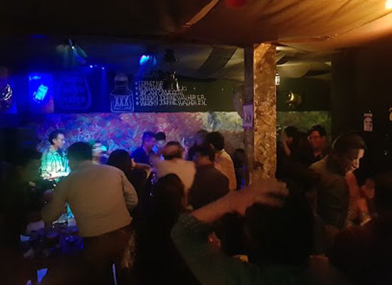 bolivia/la-paz-valley/bar/latroveria