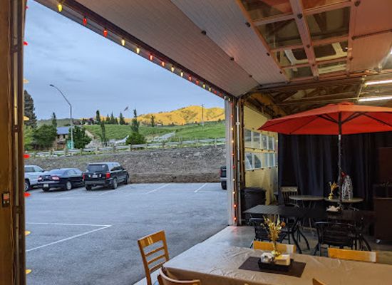 washington/lake-chelan/bar/even-keel-roadhouse