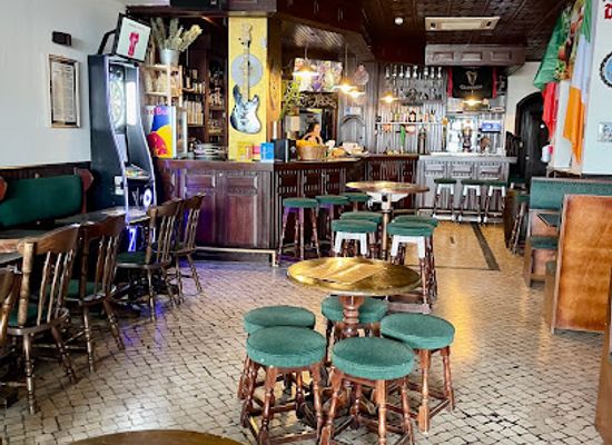 portugal/nazare/bar/irish-pub