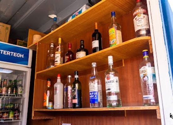 saint-kitts-and-nevis/basseterre/bar/island-jerk