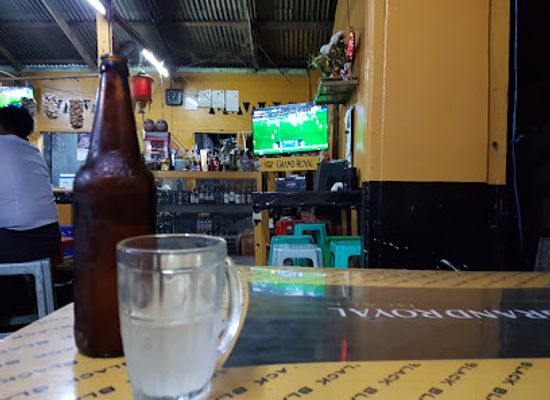 myanmar-burma/naypyidaw/bar/yellow-bar