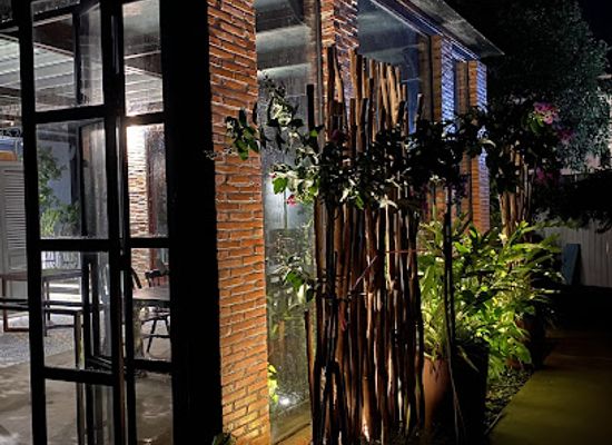 vietnam/mekong-delta/bar/red-door-wine-boutique