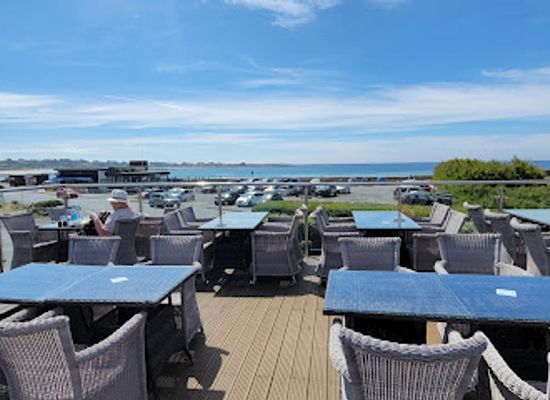 guernsey/vazon-bay/bar/crabby-jack-s