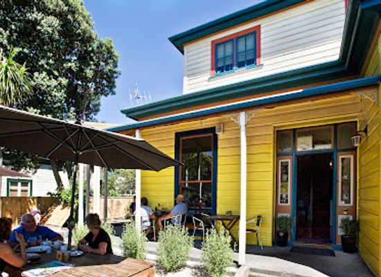 new-zealand/manawatu-wanganui/bar/the-yellow-house-cafe