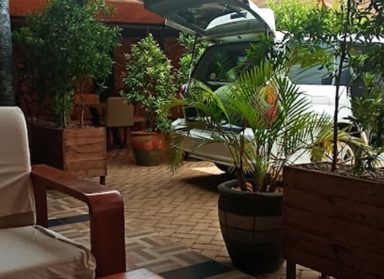 uganda/bunyoro/bar/logg-in-bar-restaurant-washing-bay