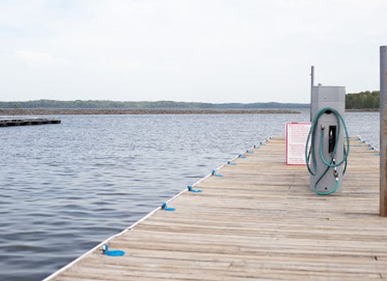 kentucky/land-between-the-lakes-national-recreation-area/bar/moors-resort-marina