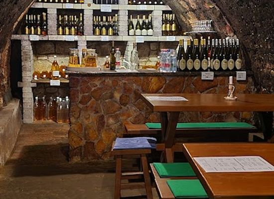 hungary/bodrogkoz/bar/borostyan-pinceszet