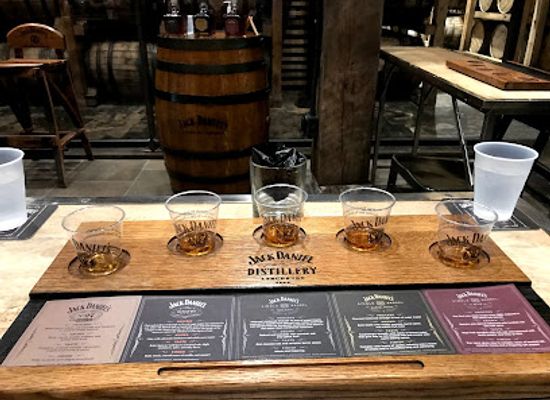 tennessee/jack-daniel-s-distillery/bar/jack-daniels-barrel-house-1-14