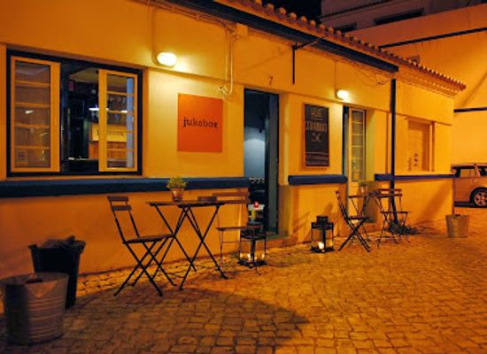 portugal/ericeira/bar/jukebox-bar