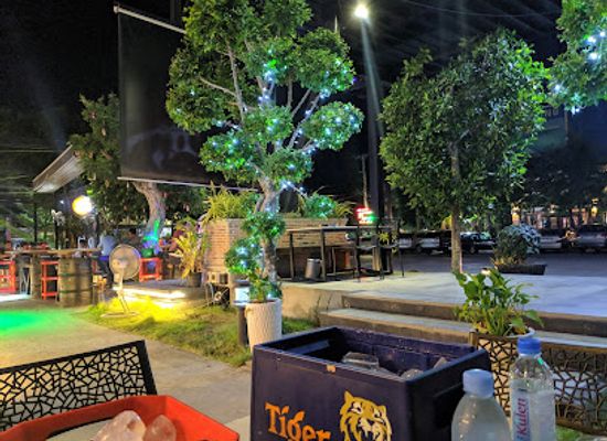 cambodia/battambang/sangkat-svay-por/bar/the-sharx-pub