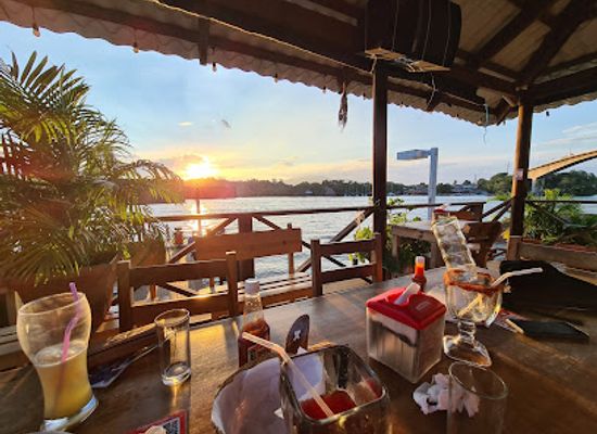 guatemala/rio-dulce/bar/restaurante-el-viajero