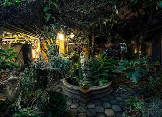 ecuador/loja-region/bar/la-huerta-white-house