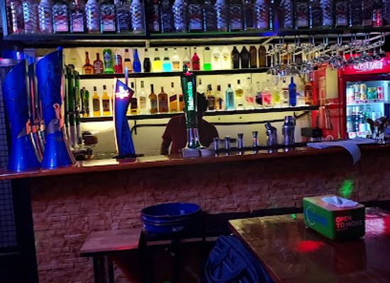 myanmar-burma/yangon/sanchaung/bar/london-pub