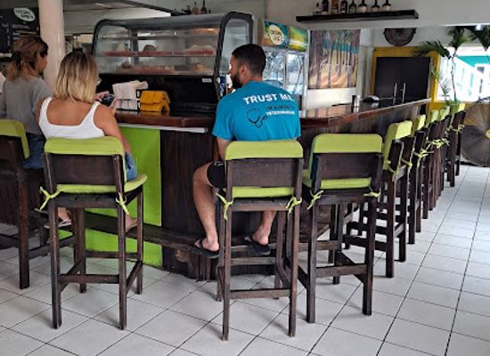 saint-kitts-and-nevis/frigate-bay/bar/coconut-grove-cafe-bar-pizzeria