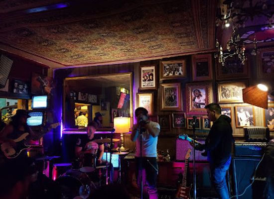 ecuador/quito/bar/whiskey-a-go-go