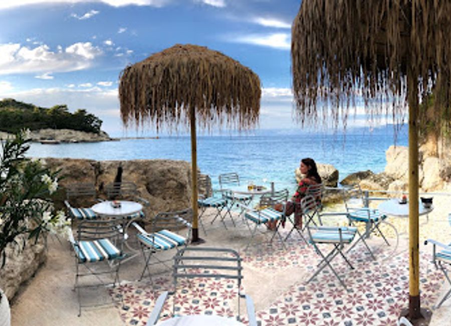 Discover the vibrant atmosphere and stunning views at Le Rocher Bar, Longos's premier spot for drinks and relaxation.