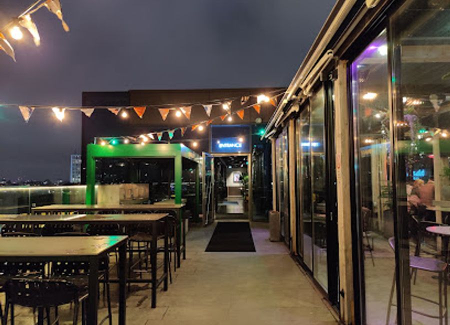 Experience the vibrant nightlife of Stockholm Under Stjärnorna, where celestial ambiance meets exceptional cocktails and local brews.