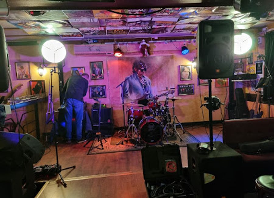 Discover Kolonialen Pub in Vinstra: A cozy pub and restaurant serving delicious local cuisine and drinks in a vibrant, welcoming atmosphere.