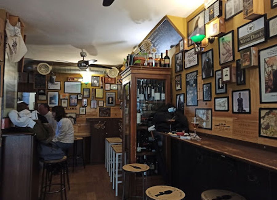 Discover the heart of Granada's nightlife at Saint Germain, where an extensive wine selection and a friendly atmosphere await.