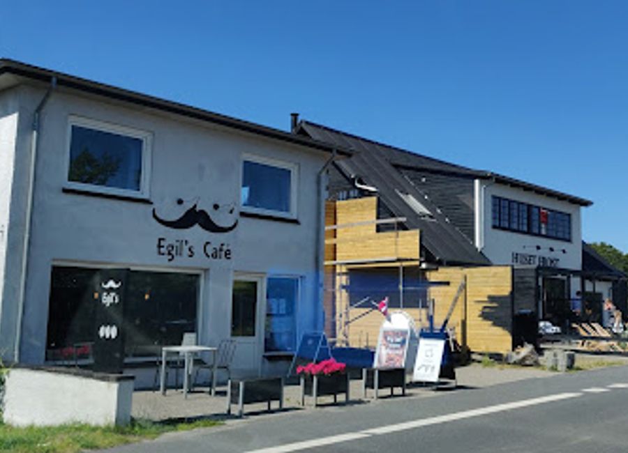 Experience the warmth of Labacate Café, Ebeltoft's cozy spot for exceptional coffee and delightful pastries, perfect for relaxation and socializing.