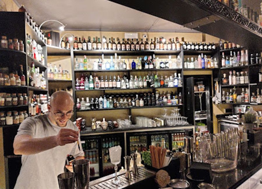 Discover the vibrant nightlife of Parma at Mb Mattì’s Bar, where exceptional drinks and a lively atmosphere await every visitor.