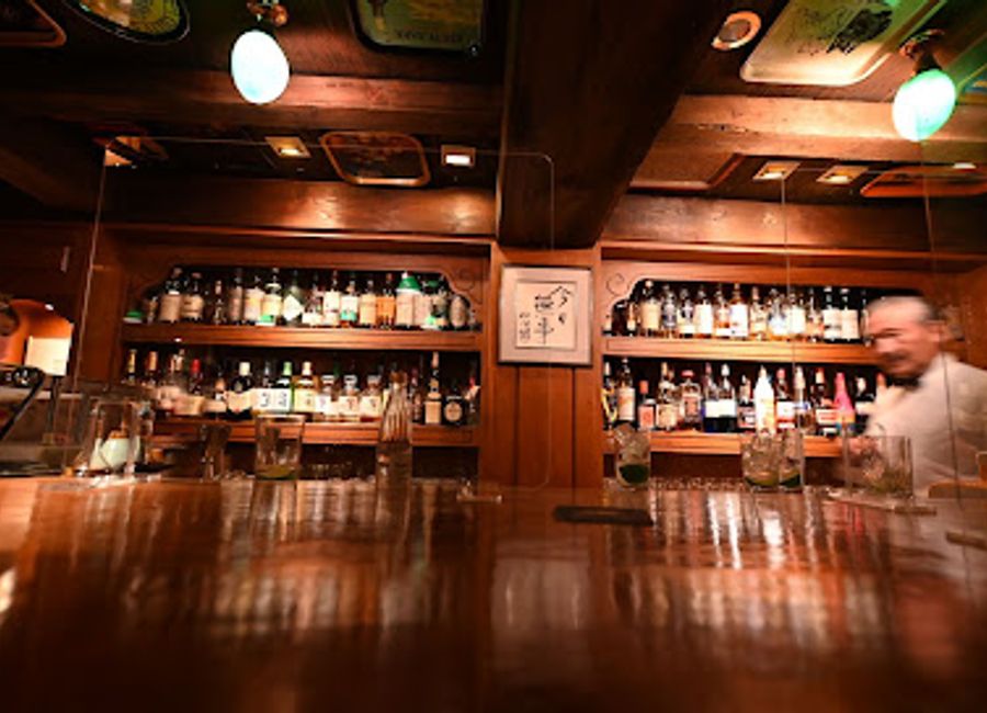 Experience the vibrant atmosphere and diverse drink selection at The Londonya Bar in Kanazawa's lively Katamachi district.