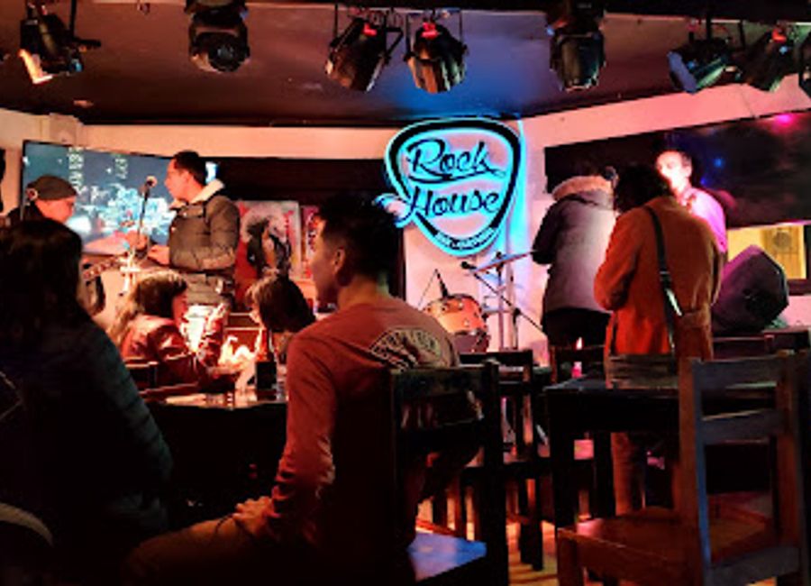 Experience the vibrant nightlife of Cusco at Rock House Cafe, where gastronomy meets live music in a unique atmosphere.