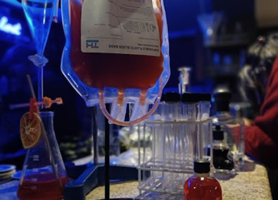 Experience stunning mountain views and creative cocktails at El Alquimista Rooftop Bar in Huaraz, a perfect blend of relaxation and vibrant nightlife.