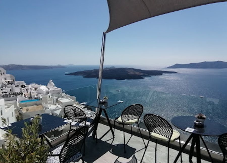 Discover the artistic charm of Vr Cafe Bar in Fira, where exceptional cocktails and stunning views create the perfect getaway.