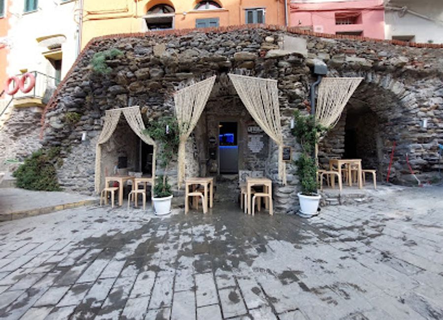 Experience the vibrant flavors of Italy at Lo Scalo Lounge Bar in Riomaggiore - a perfect blend of cocktails, fast food, and breathtaking views.