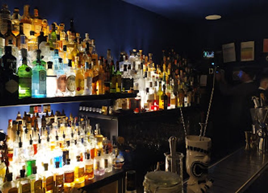 Experience the vibrant nightlife of Naples at Happening Cocktail Bar, where inventive cocktails and a lively atmosphere await.