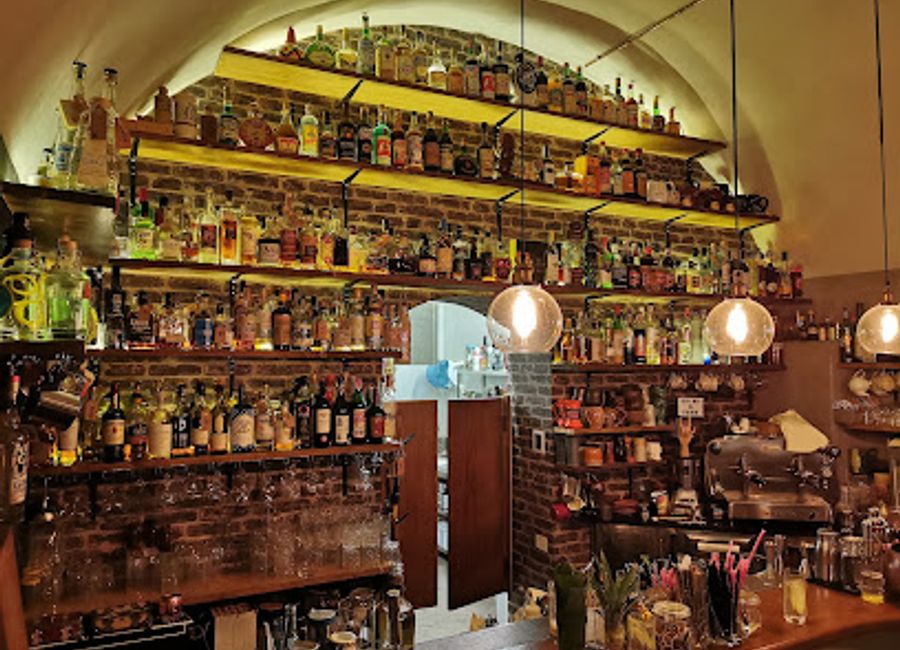 Discover the vibrant flavors of Mexico at La Clandestina in Arezzo, where delicious tapas and creative cocktails await you.