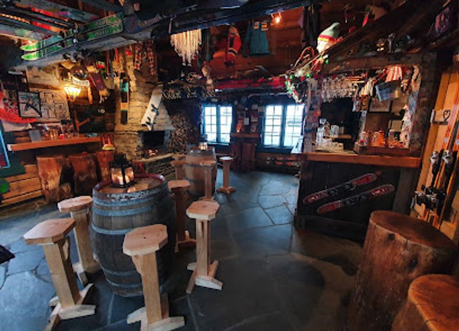 Experience the charm of Koia Afterski, Fåvang’s favorite bar for après-ski relaxation with a warm atmosphere and delicious drinks.