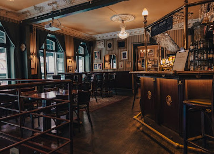 Discover The Flying Barrel Pub in Gothenburg, where craft beers meet a cozy atmosphere perfect for locals and tourists alike.
