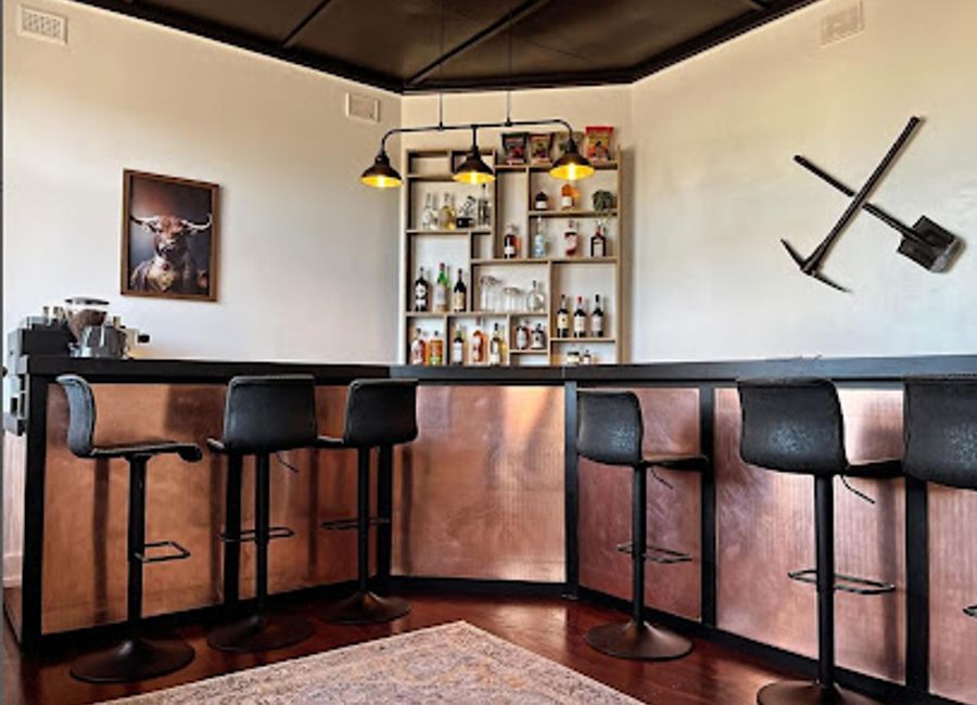 Experience the charm of Kingscote at The Pick and Shovel, where exceptional drinks and a cozy atmosphere await you.