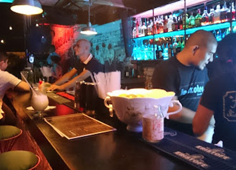 Experience the vibrant nightlife at La Azotea Disco Bar in Santa Marta, where cocktails and beats create unforgettable moments.