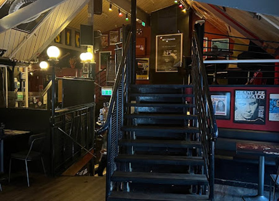 Discover Tromsø's vibrant nightlife at Blårock Cafe, where delicious food meets live music in a cozy atmosphere.