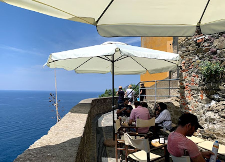 Discover the charm of Terza Terra, a cozy bar in Corniglia offering exquisite local wines and breathtaking coastal views, perfect for every traveler.