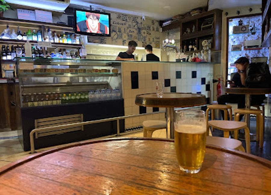 Discover the lively charm of Lisboa Bar, where great drinks and vibrant nightlife come together in the heart of Lisbon.