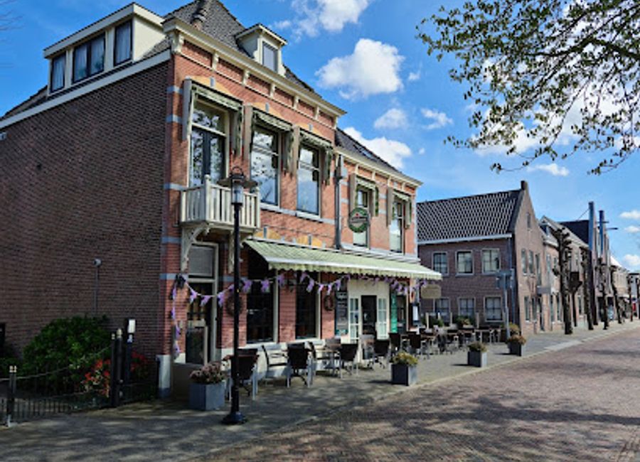 Discover the delightful flavors of Dutch cuisine at Chefke's, a budget-friendly restaurant in the heart of Lisse, perfect for tourists.
