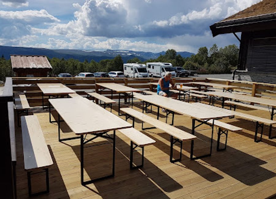 Discover Bryggerihuset AS in Beitostølen: A delightful brew house offering local beers, hearty dishes, and lively entertainment.