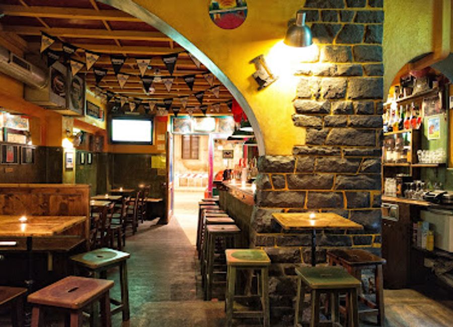 Experience the heart of Florence at The Joshua Tree Pub, where great food, drinks, and sports come together in a cozy atmosphere.