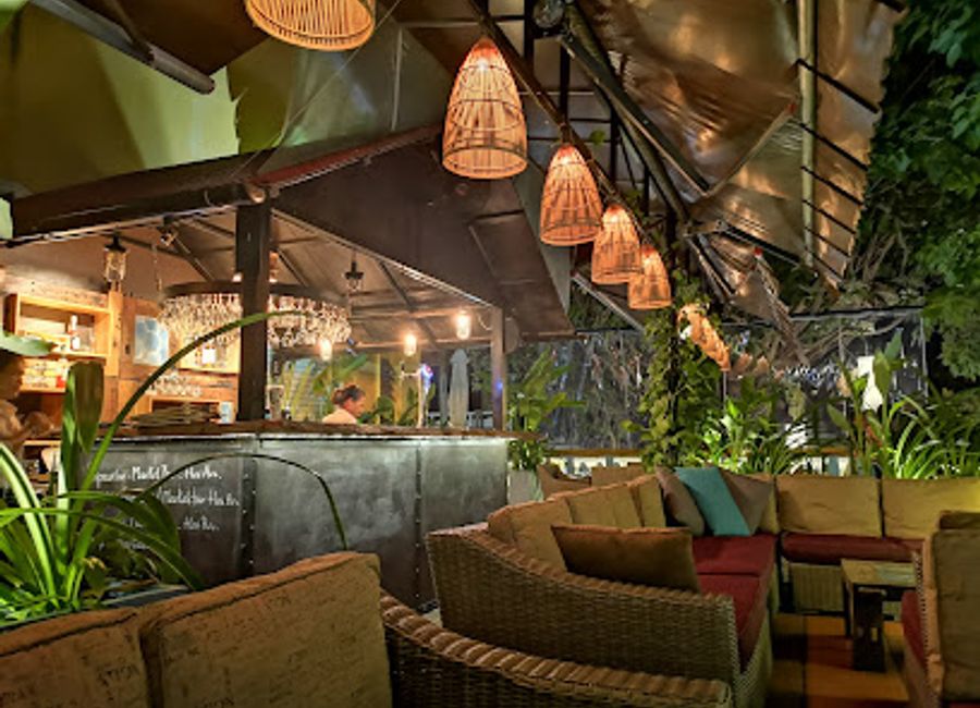 Discover the lively Market Bar - Market Terrace in Hội An, where innovative cocktails and a charming atmosphere await every visitor.