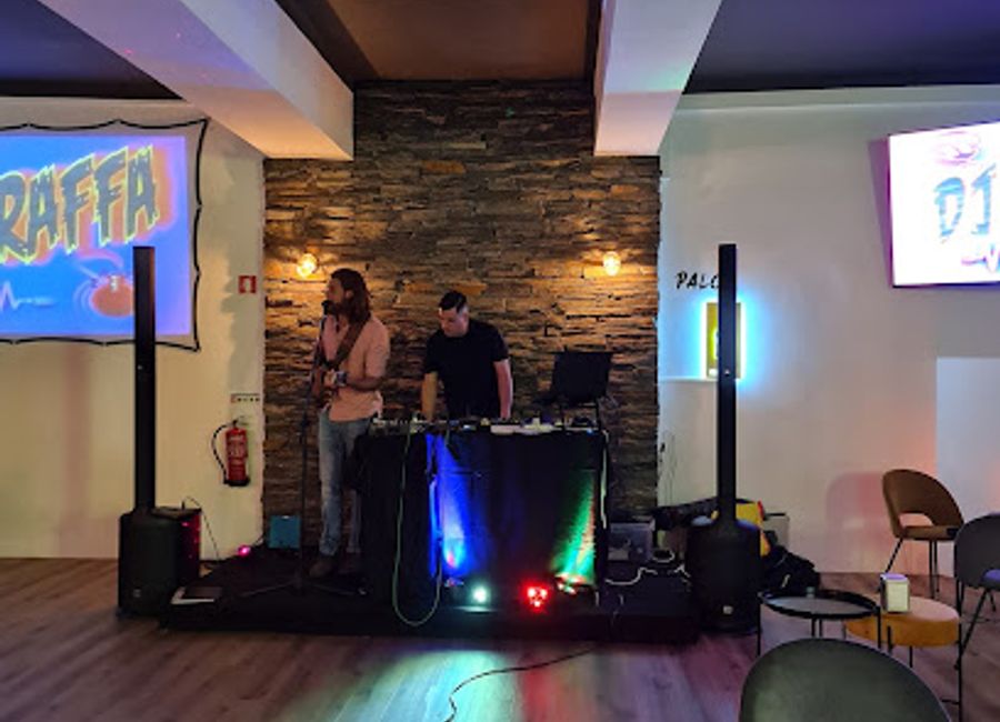 Discover Lounge by d'O Costume, a stylish bar in Tomar offering a cozy atmosphere and a wide selection of drinks for an unforgettable evening.